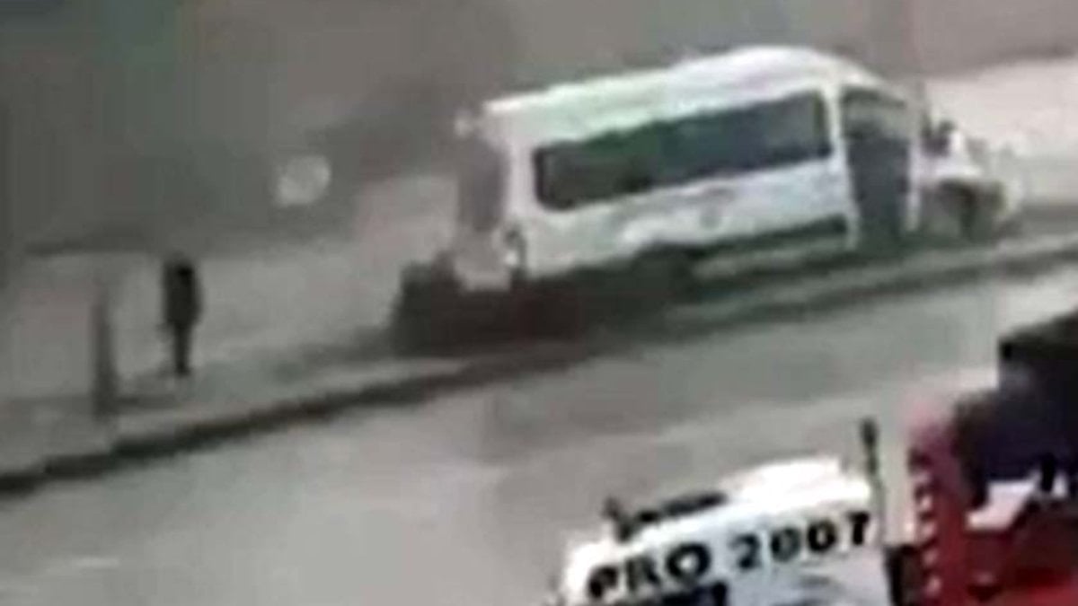 Gaziantep’te servis minibüsü refüje çıktı: Yaya saniyelerle kurtuldu