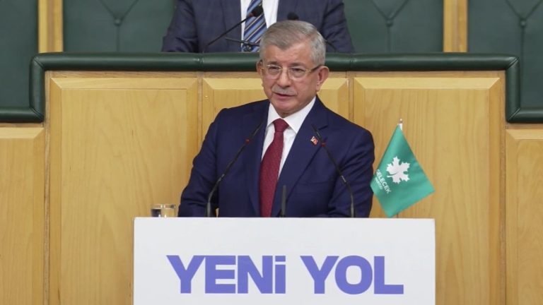 ‘Geçinemiyorum’ diyen Davutoğlu’ndan eleştirilere yanıt