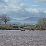 Gediz Nehri taştı, iki mahalleyi bağlayan köprü ulaşıma kapatıldı