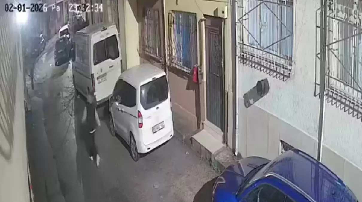 Gençten Duyarlı Davranış: Bayrağı Yerden Kaldırdı