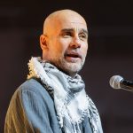 Guardiola, Gazze’deki ampute futbol takımına destek için Filistin milli takımı formalarını imzaladı