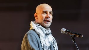 Guardiola, Gazze’deki ampute futbol takımına destek için Filistin milli takımı formalarını imzaladı