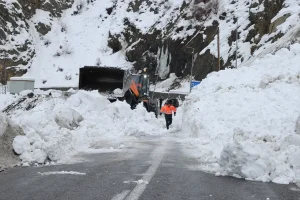 Hakkari-Van Kara Yolu’nda Çığ Temizlendi