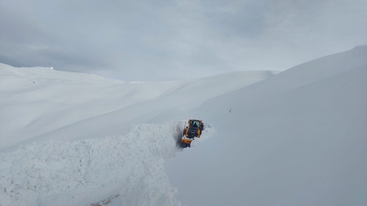Hakkari’de 143 yerleşim yeri yolu ulaşıma açıldı