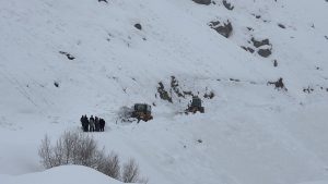 Hakkari’de çığ nedeniyle kapanan mezra yolu açıldı