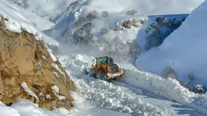 Hakkari’de Çığ ve Kar Yağışı Nedeniyle Ulaşım Kesildi