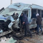 Hakkari’de halk otobüsü ile minibüs çarpıştı
