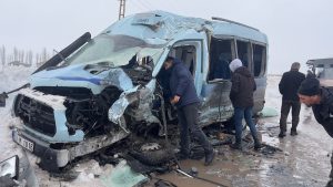 Hakkari’de halk otobüsü ile minibüs çarpıştı