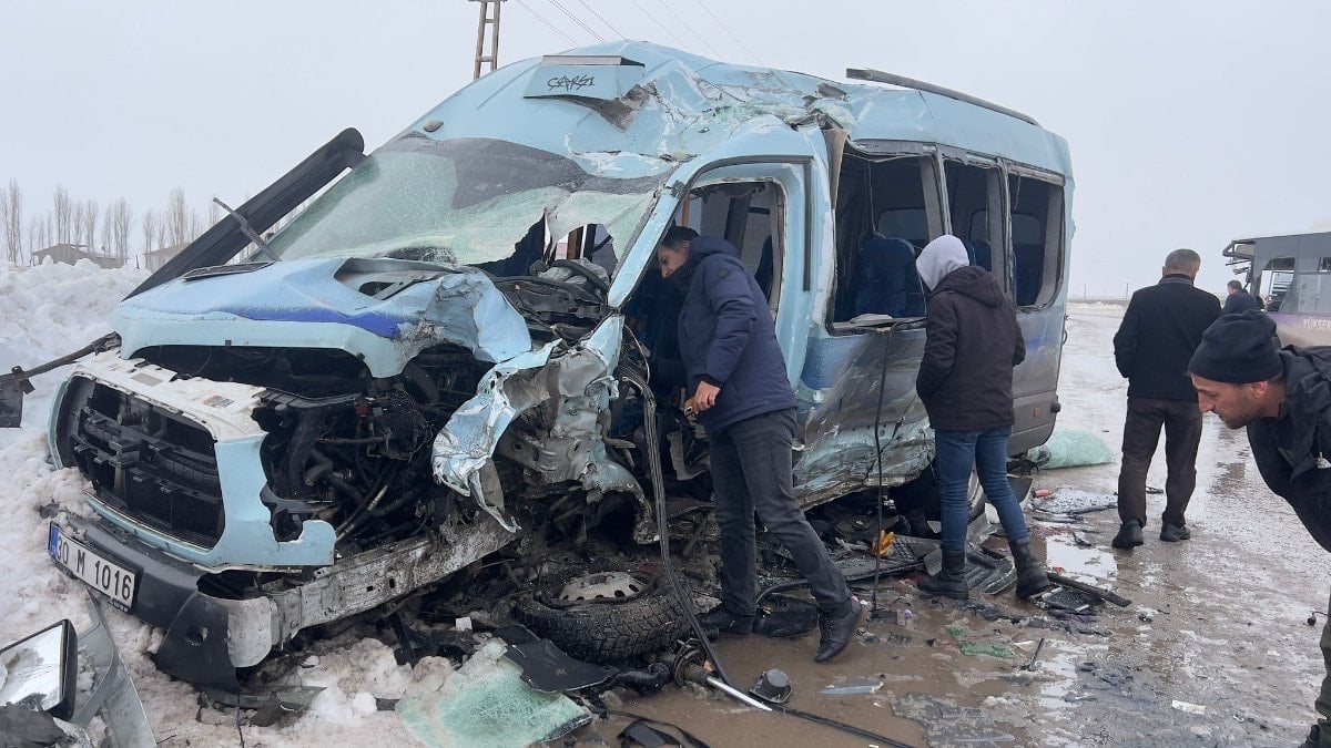 Hakkari’de halk otobüsü ile minibüs çarpıştı