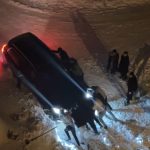 Hakkari’de kara saplanan araçlar yoğun çalışmayla kurtarıldı