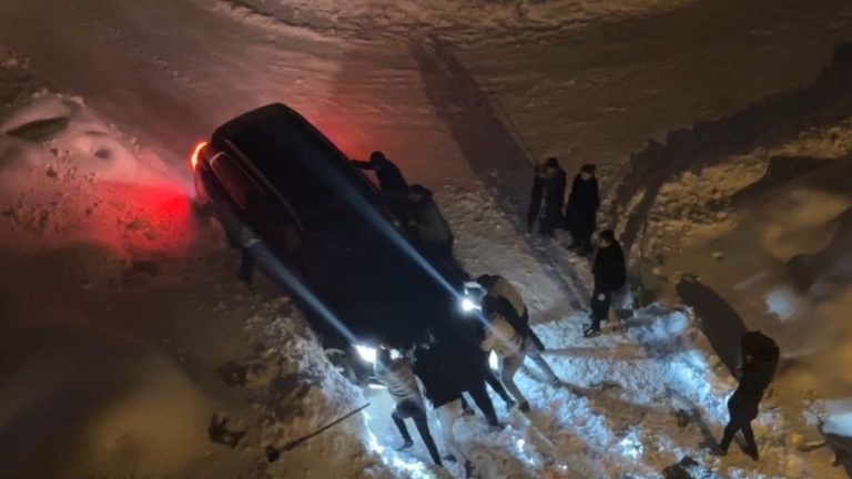 Hakkari’de kara saplanan araçlar yoğun çalışmayla kurtarıldı