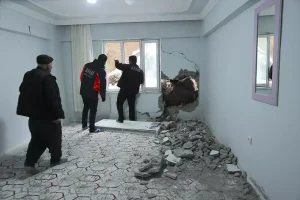 Hakkari’de Kaya Düşmesi: Duvar Zarar Gördü