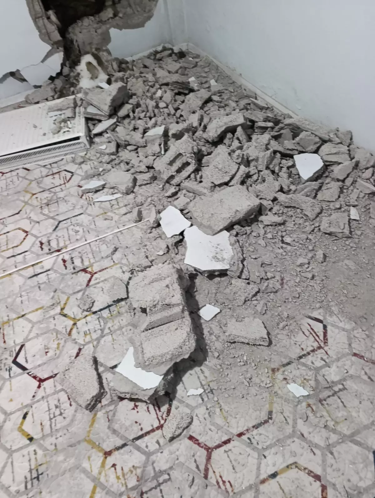 Hakkari’de Kaya Düşmesi: Evin Duvarını Deldi