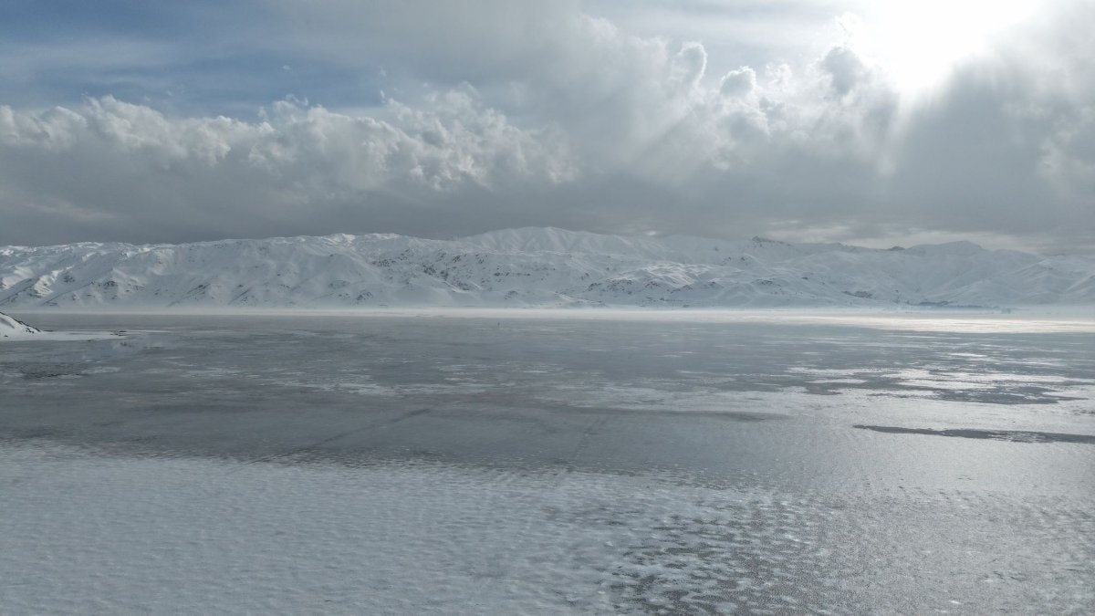 Hakkari’de Nehil Sazlığı’nın buzu çözülmeye başladı