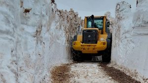 Hakkari’de üs yollarındaki 4 metrelik karla mücadele