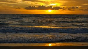 Hatay’da gün batımı gökyüzünü renklere boyadı