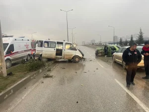Hatay’da Minibüs Otomobil ile Çarpıştı: 5 Yaralı