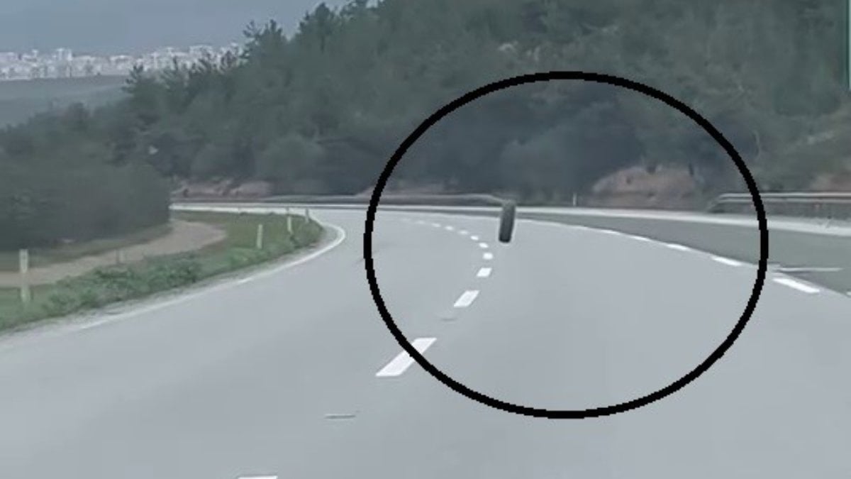 Hatay’da otobanda kopan tır lastiği, metrelerce yol aldı