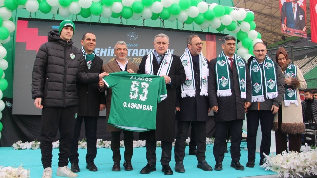 Iğdır’ın yeni stadının açılışını Bakan Osman Aşkın Bak gerçekleştirdi