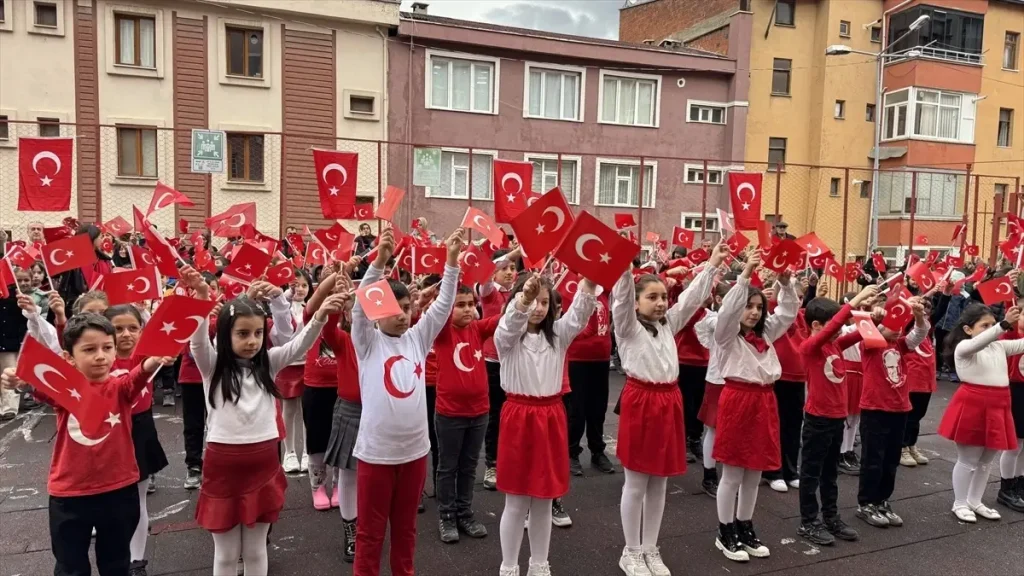 İkinci Dönem ‘Bayrak Sevgisi’ Temasıyla Başladı