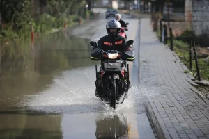 İncirliova’da Sağanak Yağış Hayatı Olumsuz Etkiledi