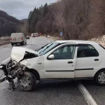 İnegöl’de Otomobil Bariyere Çarptı: 3 Yaralı