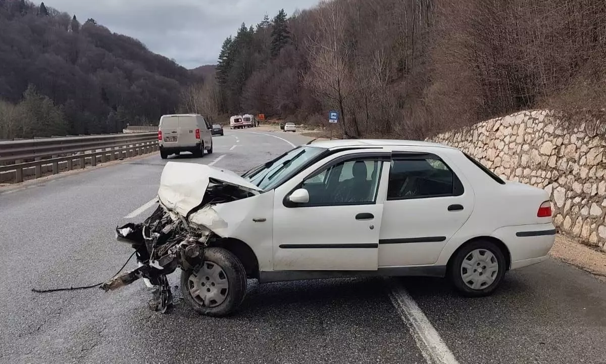 İnegöl’de Otomobil Bariyere Çarptı: 3 Yaralı
