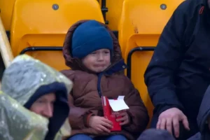 İngiliz ekibinden gözyaşlarına boğulan minik taraftara unutamayacağı jest