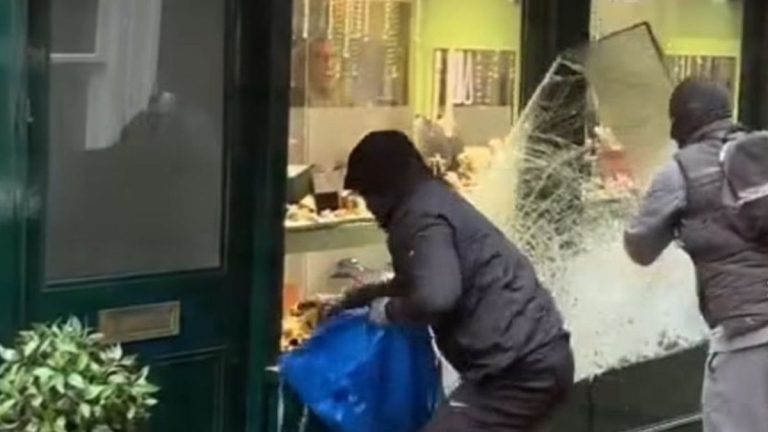 İngiltere’de akılalmaz kuyumcu soygunu: Güpegündüz dükkanı talan edip kaçtılar