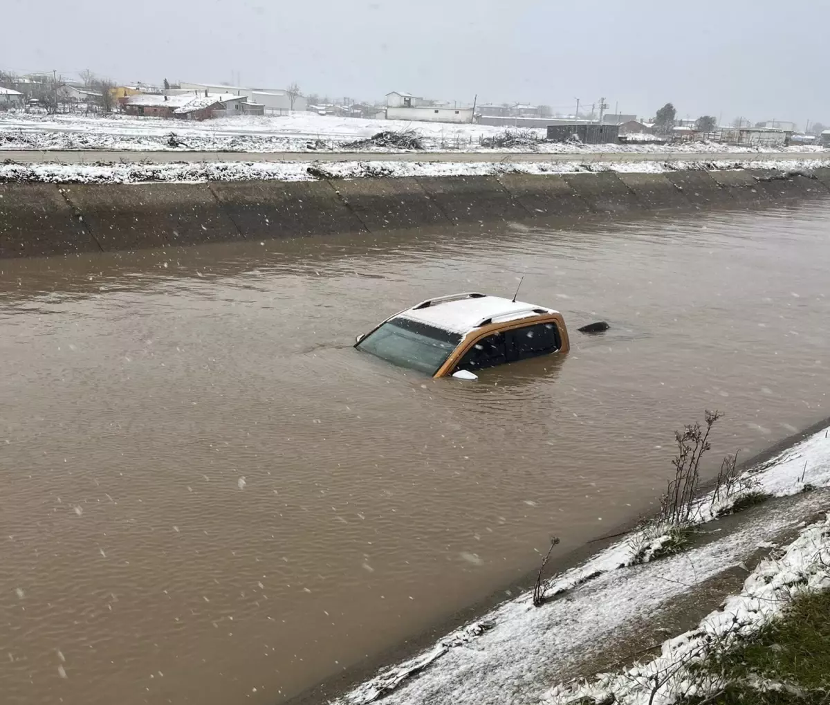 İpsala’da Su Kanalına Uçan Araç İçin Arama Başlatıldı