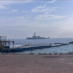 İran’a saldırı ihtimali devam ederken ABD’ye ait füze destroyeri İsrail limanına demirledi