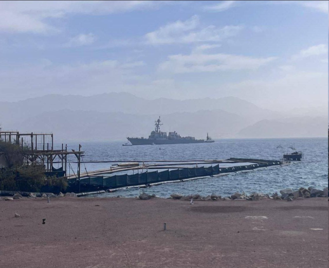 İran’a saldırı ihtimali devam ederken ABD’ye ait füze destroyeri İsrail limanına demirledi