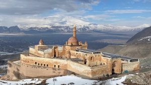 İshak Paşa Sarayı kışın da ziyaretçilerini büyülüyor