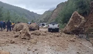 Isparta’da Heyelan, Karayolu Kapandı