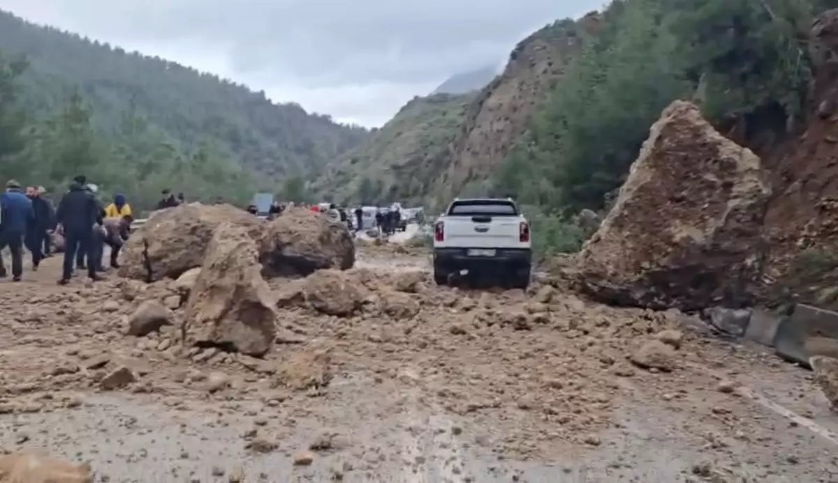 Isparta’da Heyelan, Karayolu Kapandı
