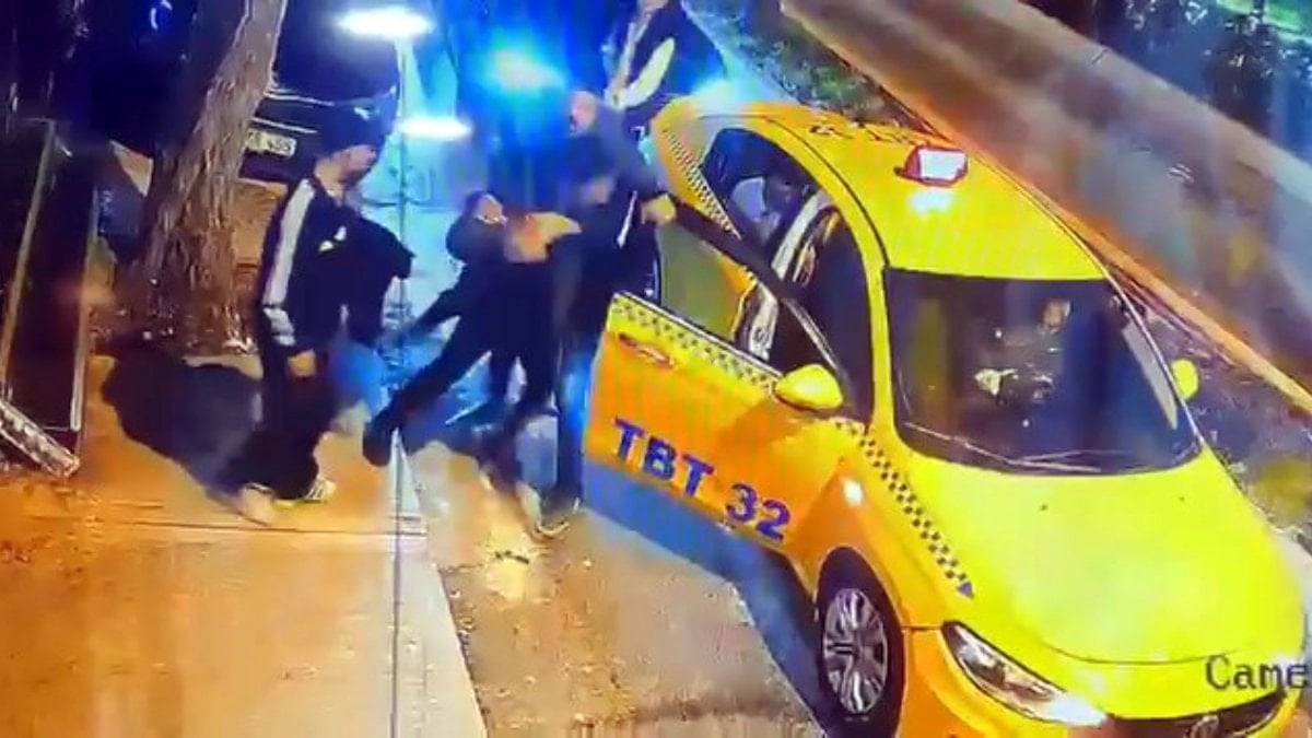 İstanbul’da alkollü şahsın taksiye saldırdığı anlar kamerada