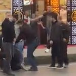 İstanbul’da aralarına aldıkları kişiyi dövdüler