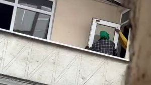 İstanbul’da boş evdeki pencereler çalındı