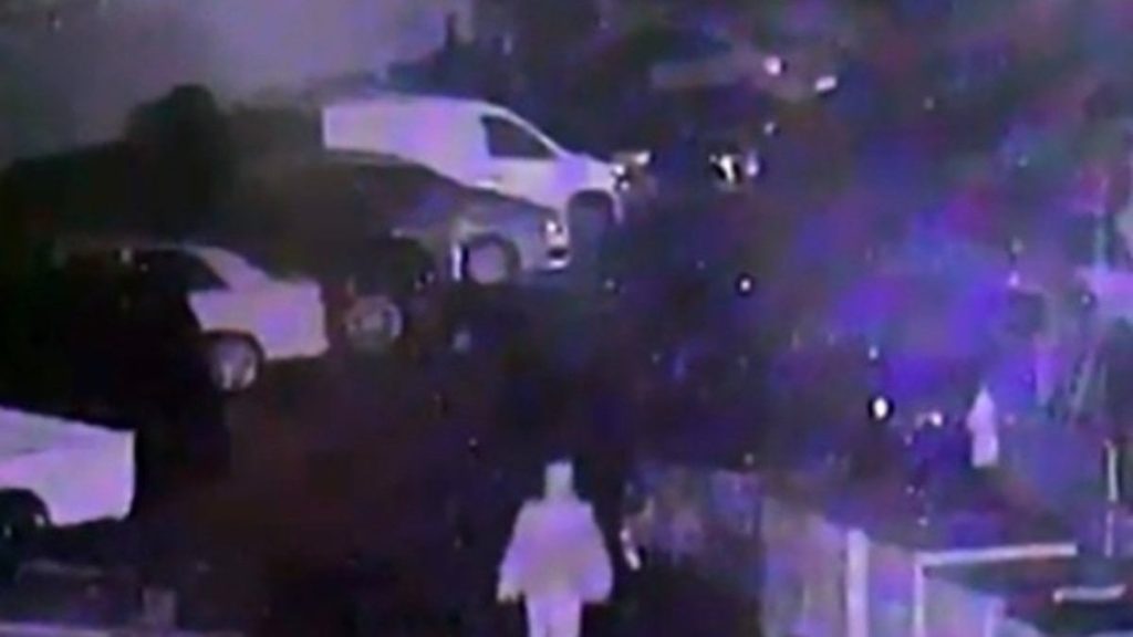 İstanbul’da ısınmak için ateş yakan şahıs 5 aracı küle çevirdi