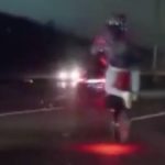 İstanbul’da motosikletlinin akrobatik hareketleri kamerada