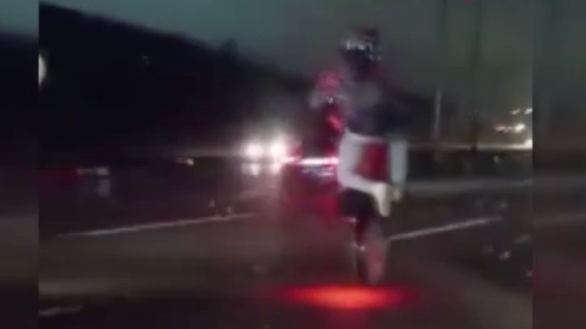 İstanbul’da motosikletlinin akrobatik hareketleri kamerada