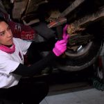 İstanbul’da oto sanayinin pembe eldivenli ustası ilgi çekiyor