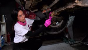 İstanbul’da oto sanayinin pembe eldivenli ustası ilgi çekiyor