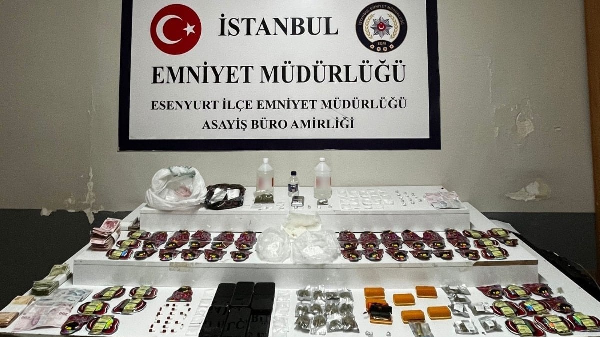 İstanbul’da şüpheli araçta teybin arkasındaki düzenekte zulalanmış uyuşturucu bulundu