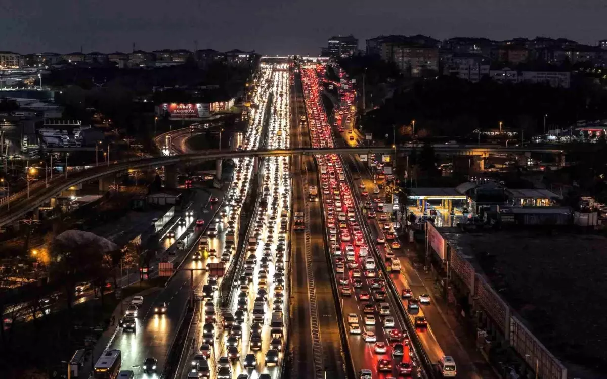 İstanbul’da Trafik Yoğunluğu Bitmiyor