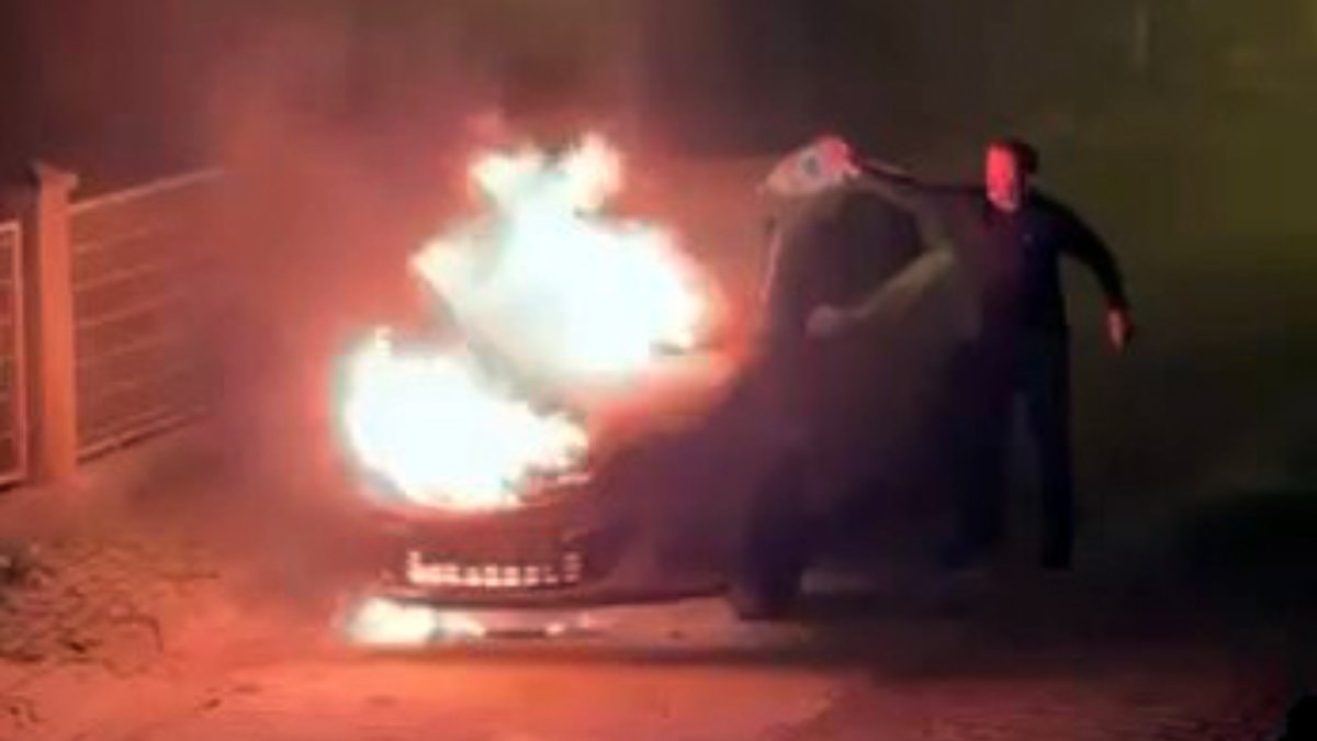 İstanbul’da yanan aracı pet şişeyle söndürmeye çalıştı