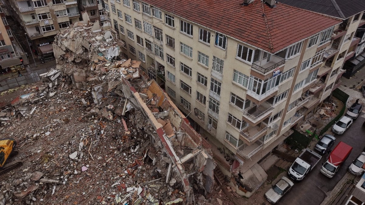 İstanbul’da yıkımı yapılan binadan kopan parçalar yandaki binaya hasar verdi