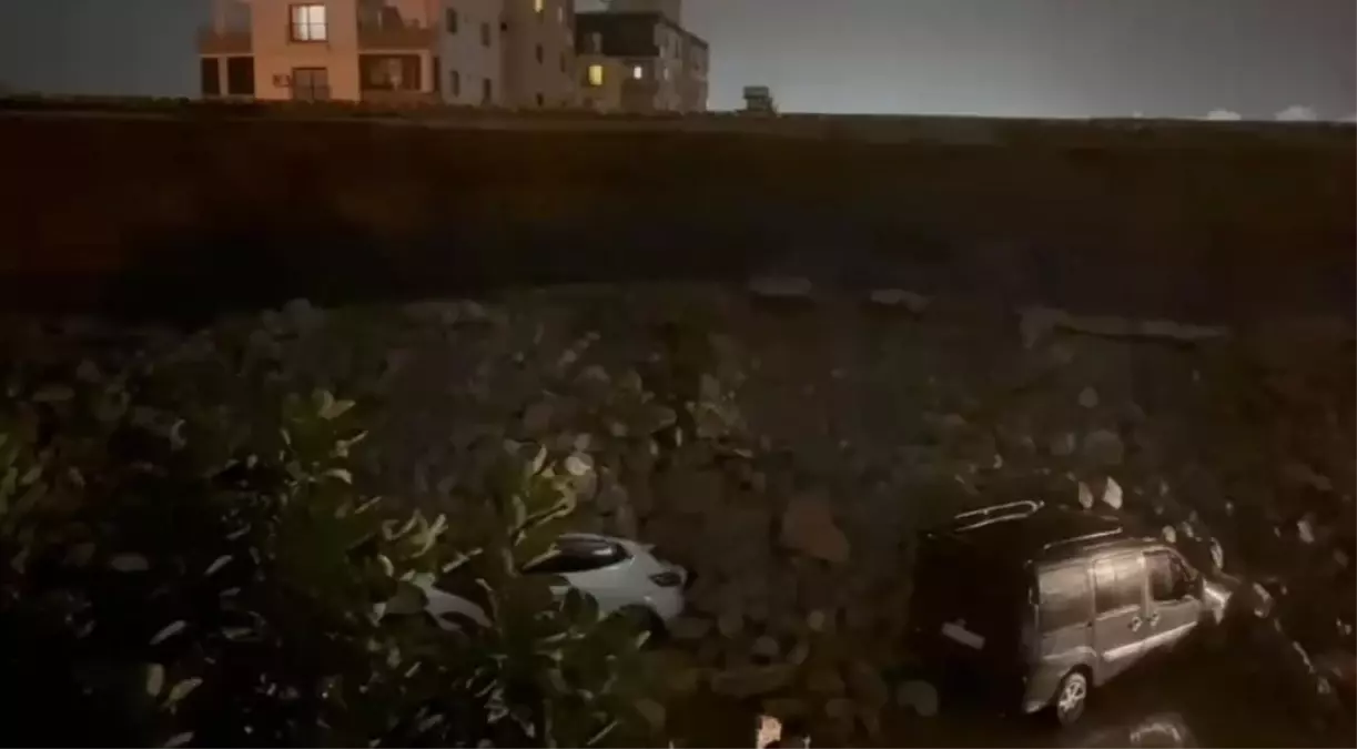 İstinat Duvarı Araçların Üstüne Düştü