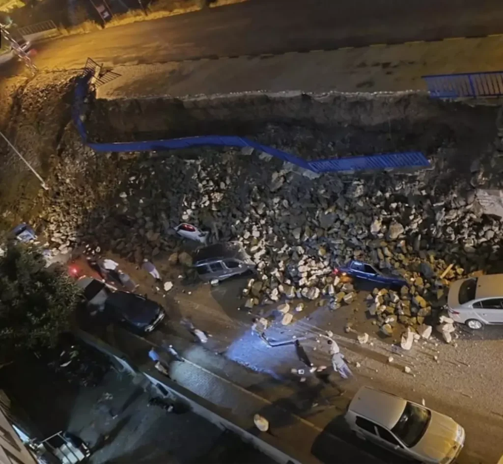 İstinat Duvarı Çöktü, Araçlar Zarar Gördü