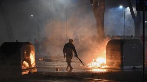 İtalya’da göstericiler polisle çatıştı: 11 polis yaralı